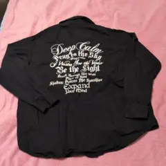 黒の長袖シャツ バックプリント付き