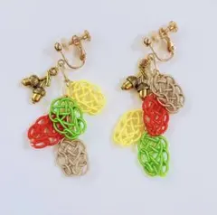 ハンドメイド　水引秋の葉結びとどんぐりのイヤリング