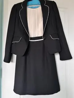 黒のジャケットとスカートセット