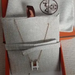 Hモチーフ ネックレス ポップ ホワイト