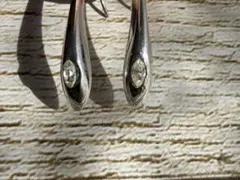 シルバー ドロップ型 ピアス ストーン付き