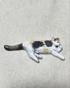 CB03 猫バッジ 三毛猫