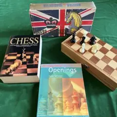 チェス盤セットと英語のチェス攻略本2冊です。【昭和レトロ】中古