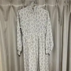 earth 花柄ロングワンピースアイボリー/グレー