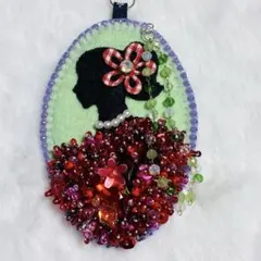 ビーズ刺繍　チャーム　キーホルダー　シルエット女性　赤いドレス