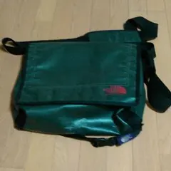 ポケットの大きい防水タイプのショルダーバッグです。