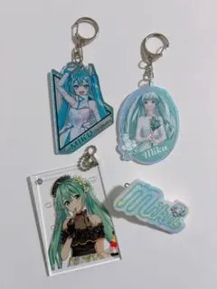 初音ミク アクリルキーホルダー バッジ 4個セット