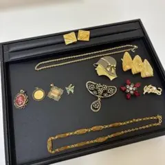 イヤリング一点、ネックレス2点、ペンダントトップ4点、ブローチ5点、のセット