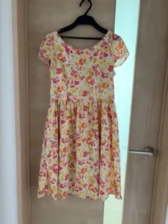花柄ノースリーブひざ丈ワンピース