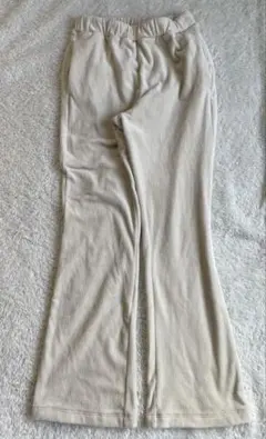 GU ヌクヌクフレアパンツ　ホワイト