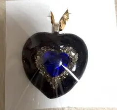 黒のレジンハートにブルーハートビジューを飾ったペンダントトップ