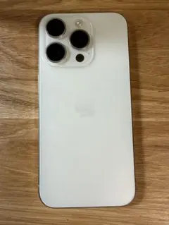 【美品】iPhone 15 Pro 256GB ホワイトチタニウム 箱ありのサムネイル