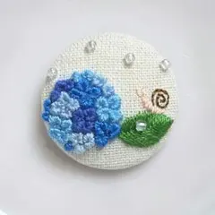 くるみボタン　刺繍ブローチ　青いあじさい