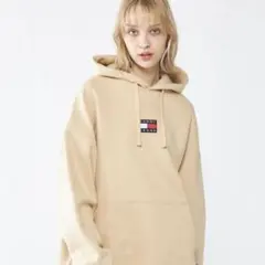 【完売品 新品 未使用】Tommy jeans ロゴ ベージュ　パーカー XSのサムネイル