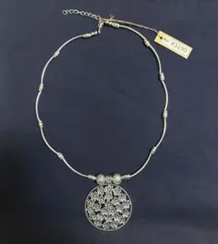 軽量　花模様メダル型ネックレス