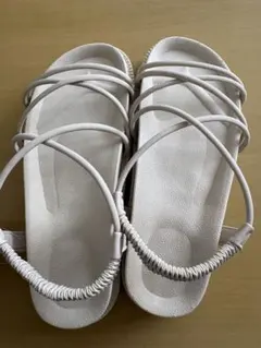 ホワイト ストラップ付きサンダル