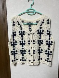 アイボリーとネイビーのニットベスト