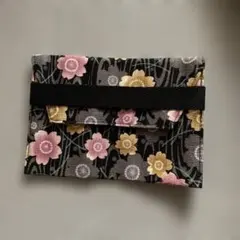 花柄布製ポーチ 黒地 ピンク内側