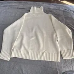 GU アイボリー タートルネックセーター