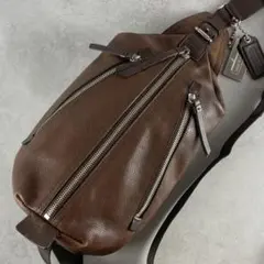 COACH コーチ メンズ ボディバッグ トンプソン レザー　ブラウン　チャーム