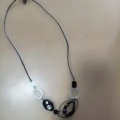 幾何学的デザイン ネックレス 黒と銀