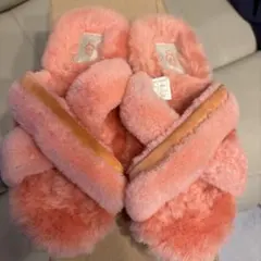 ★新品未使用★UGG ピンク ファー クロスサンダル