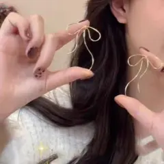 ゴールド リボン型ピアス 約5cm