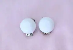 白いクリップ式イヤリング