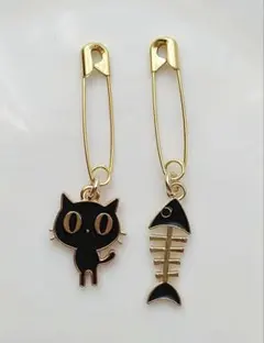 いたずら猫ちゃんのアシンメトリーピアス 白猫さんと黒猫さん - メルカリ