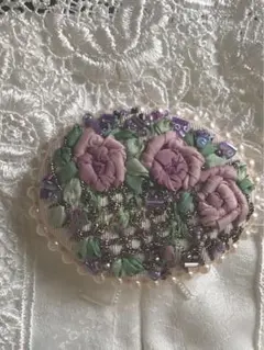 リボン刺繍とピーズのブローチ