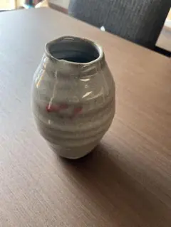 グレー陶器花瓶 赤い点装飾