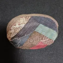 パッチワークデザインの布製ポーチ