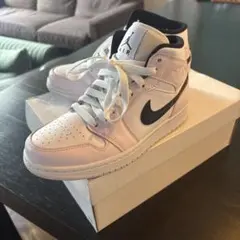 Nike Air Jordan 1 Midのサムネイル