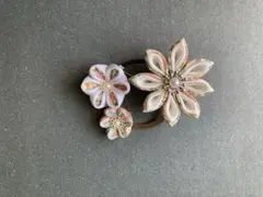 つまみ細工　リングブローチ　白　花柄 入園式　入学式　卒園式　卒業式　結婚式