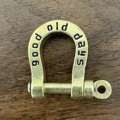シャックル キーホルダー 真鍮風 U字カラビナ 馬蹄 アメカジ