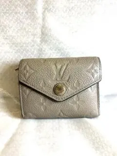 【現行モデル】ルイヴィトン ゾエ アンプラント 三つ折り財布 トゥルトレール