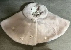 淡いピンクのリボン付きベビーポンチョ