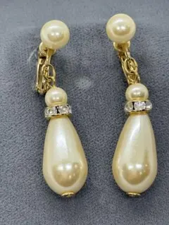 パールとクリスタルのドロップ型イヤリング