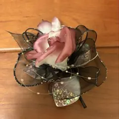 ピンクと黒の花コサージュ