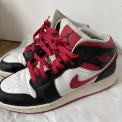 Nike Air Jordan 1 黒/ベリー/白 23.5