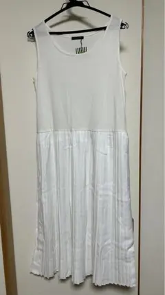 ノースリーブロングワンピース　タグ付新品未使用品　白