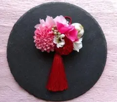 ローズピンクのピンポンマムとタッセルの髪飾り　ヘアクリップ