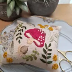 手刺繍ピンクッション　森のキノコ　にぎやかな秋　リネン100％オフホワイト