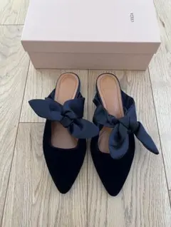 OHGA 黒 リボン付きポインテッドトゥミュール