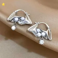 シルバーパールピアス　カジュアル　エレガント　キャンディ　幾何学模様　個性的