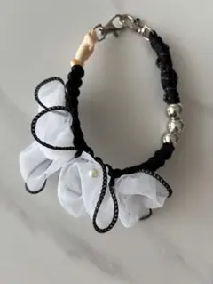 ハンドストラップ　ハンドメイド　フリル　パール　シルバー