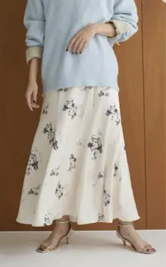 長さ変えれる　花柄サテンスカート