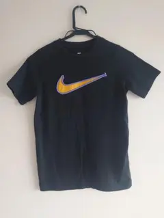 Nike 刺繍ロゴ Tシャツ 黒　キッズМ