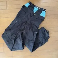 黒いスノーボードウェア　パンツ　日本サイズS
