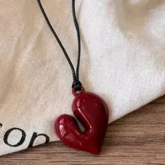 赤いハート型ネックレス　カジュアル　エレガント　個性的　フェミニン　ガーリー
